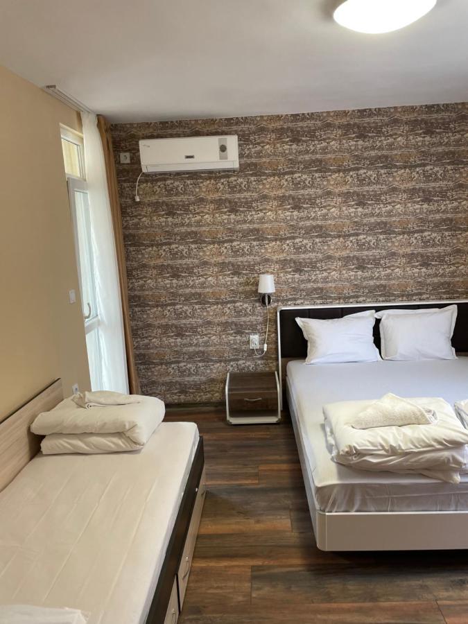 Family Hotel Malibu Chernomorets Esterno foto