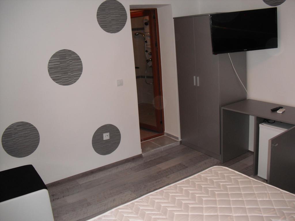 Family Hotel Malibu Chernomorets Esterno foto
