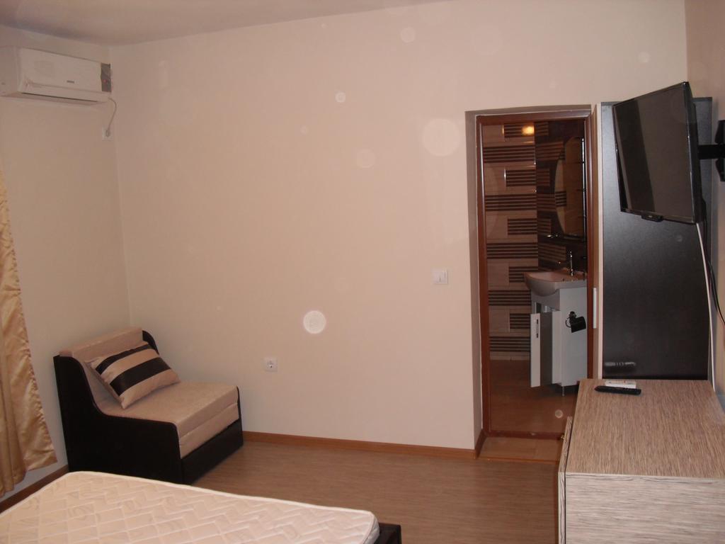 Family Hotel Malibu Chernomorets Esterno foto