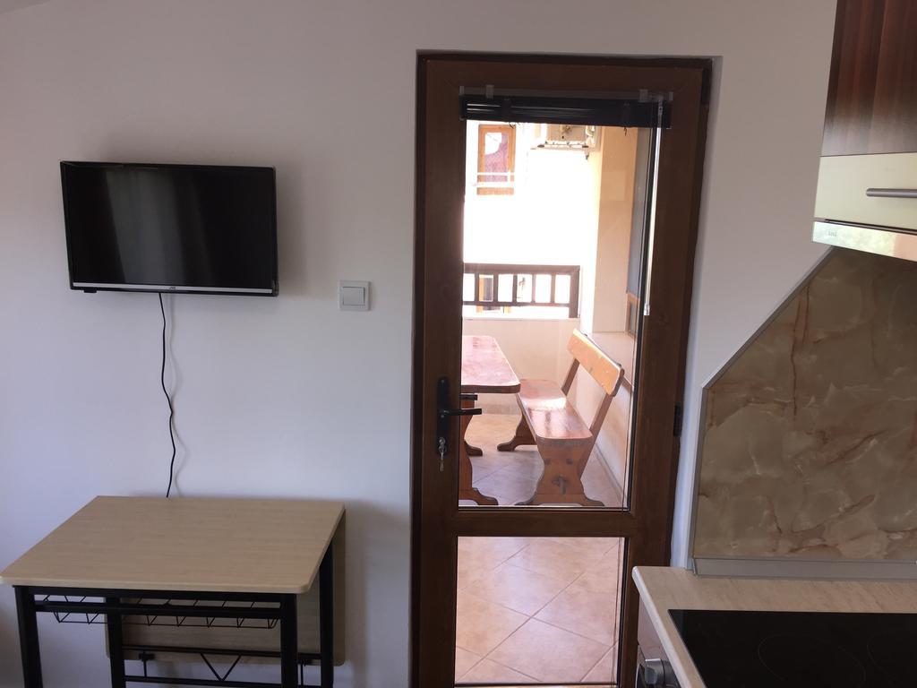 Family Hotel Malibu Chernomorets Esterno foto