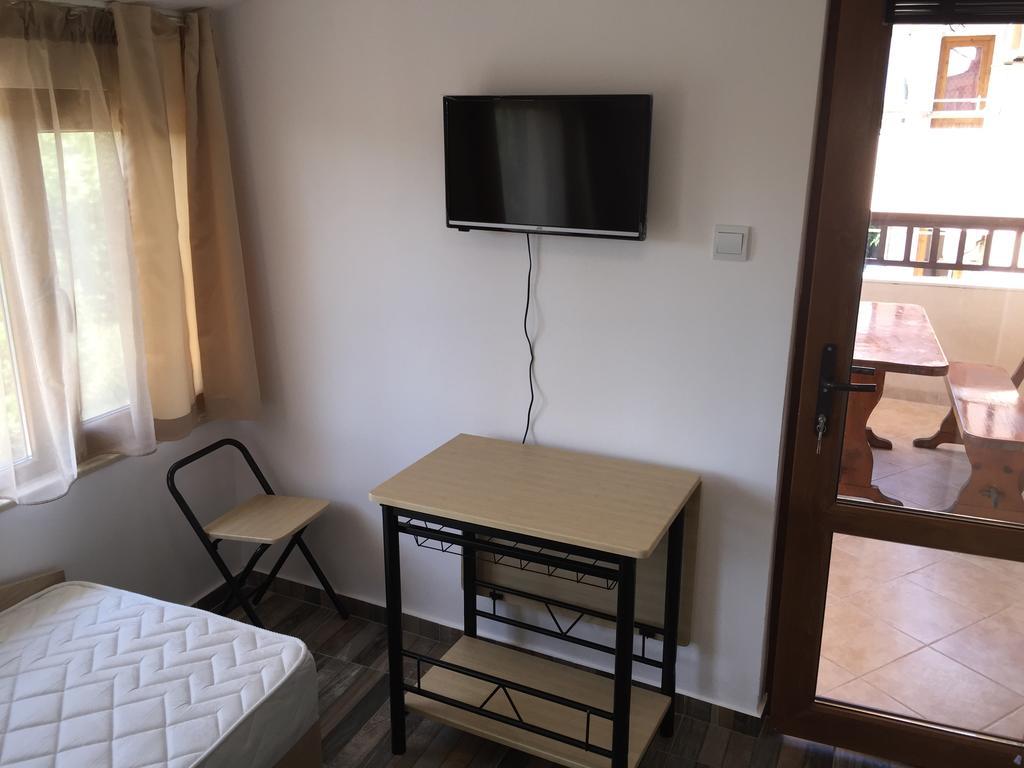 Family Hotel Malibu Chernomorets Esterno foto